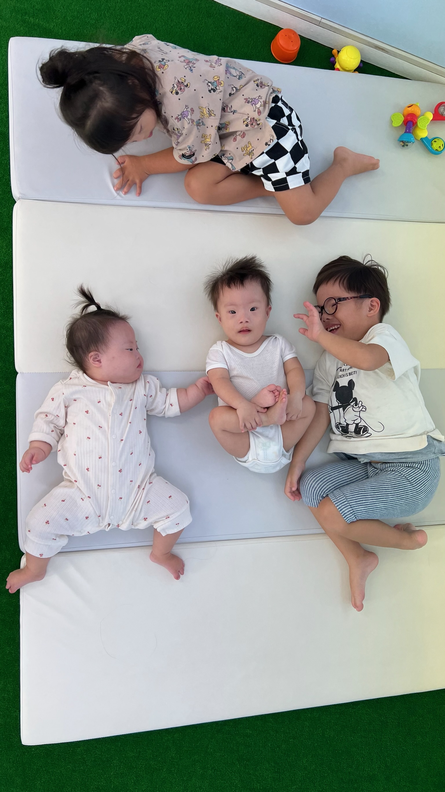 一緒に過ごす3人の子どもたち