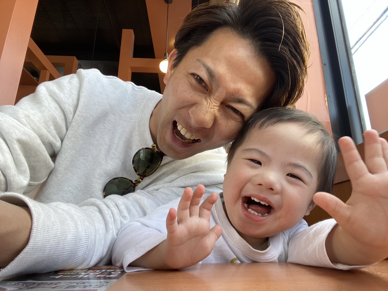 笑顔で寄り添う石井と息子