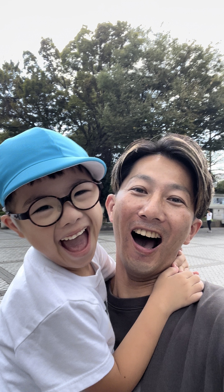 笑顔で寄り添う石井と息子