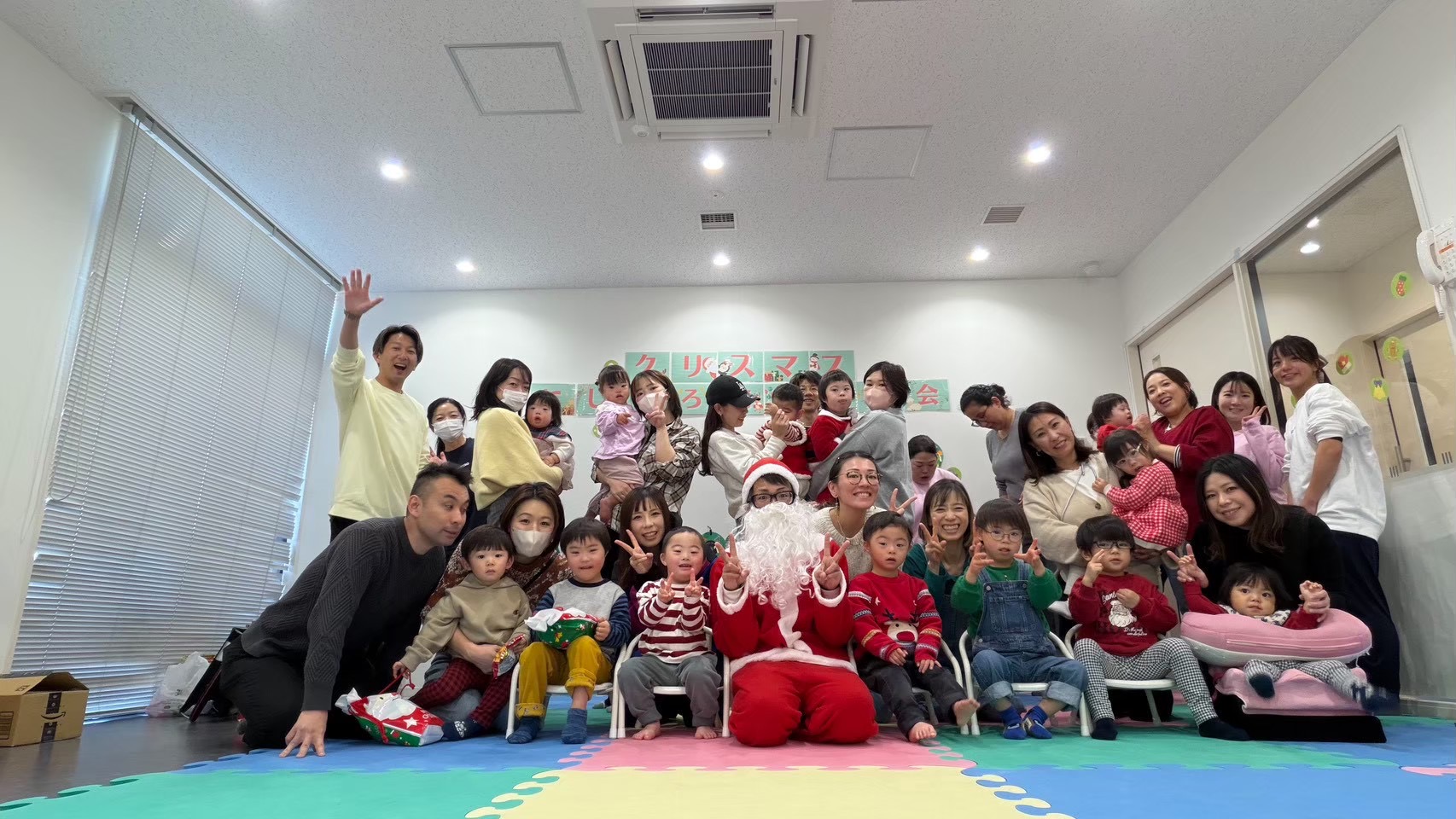 にじいろに集う子どもたちと家族、スタッフ