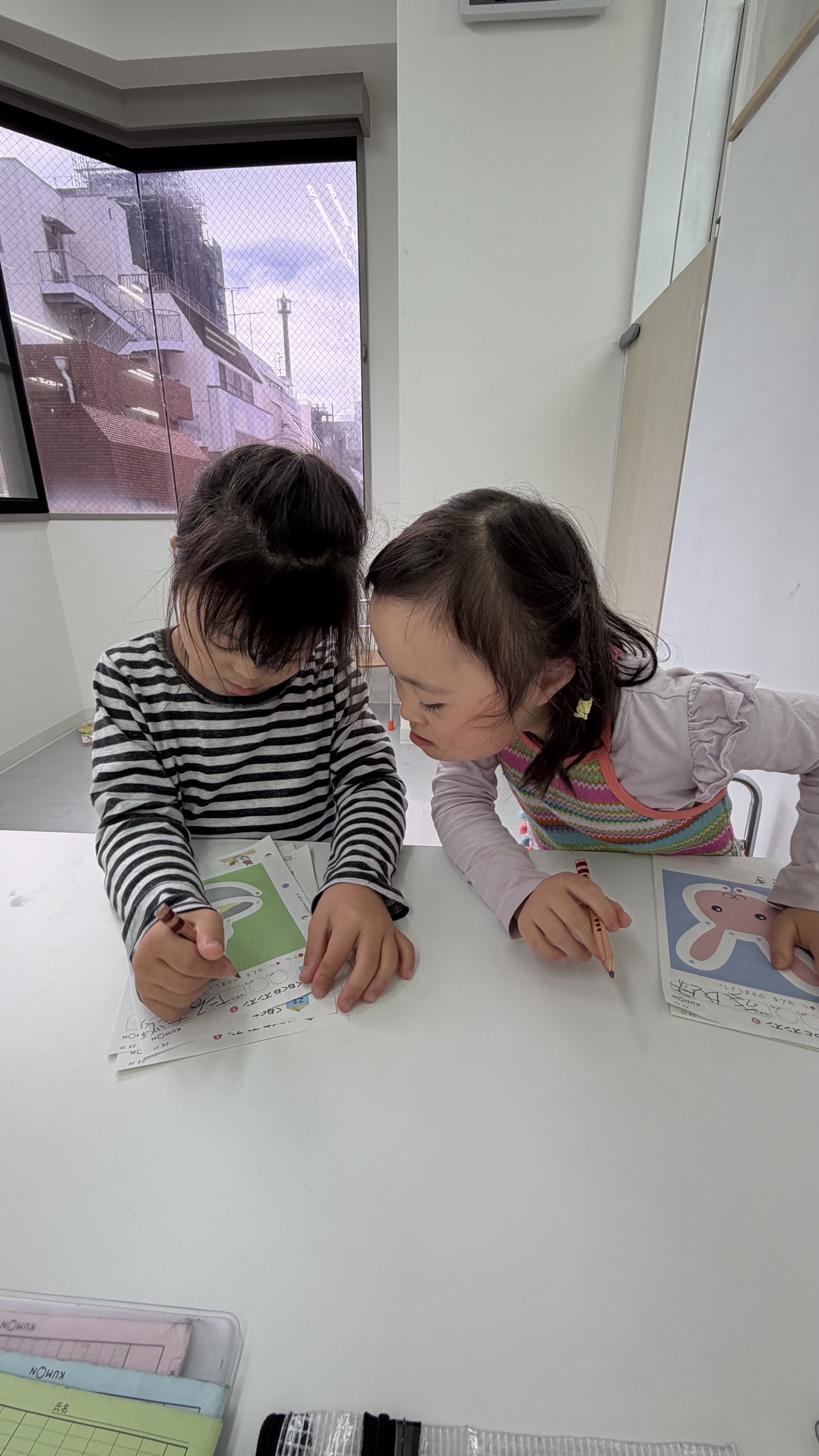 机に並び、一緒に学習課題へ取り組む南藤沢教室のお子さまたち