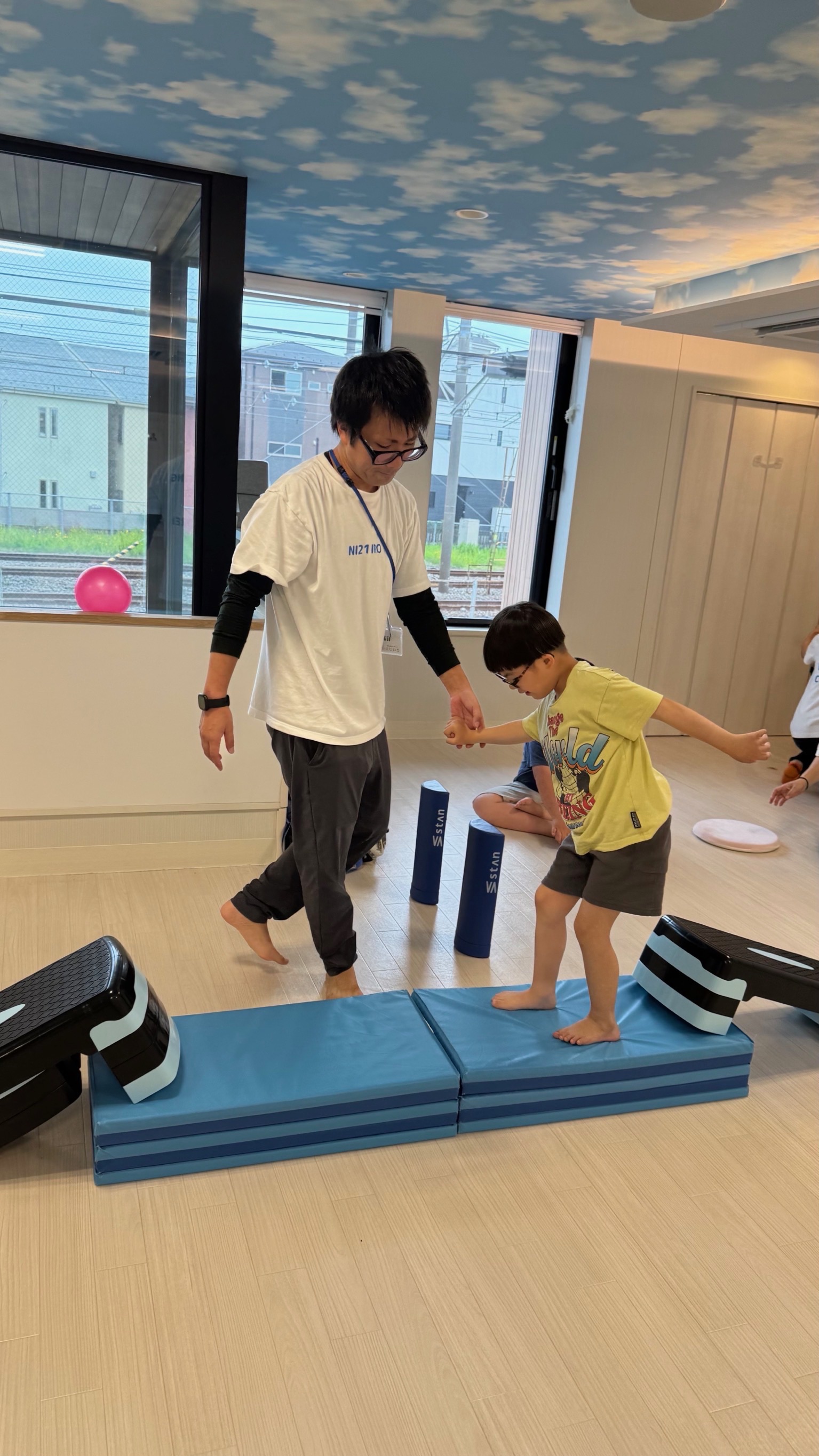 先生と一緒に運動療育に取り組むお子さま