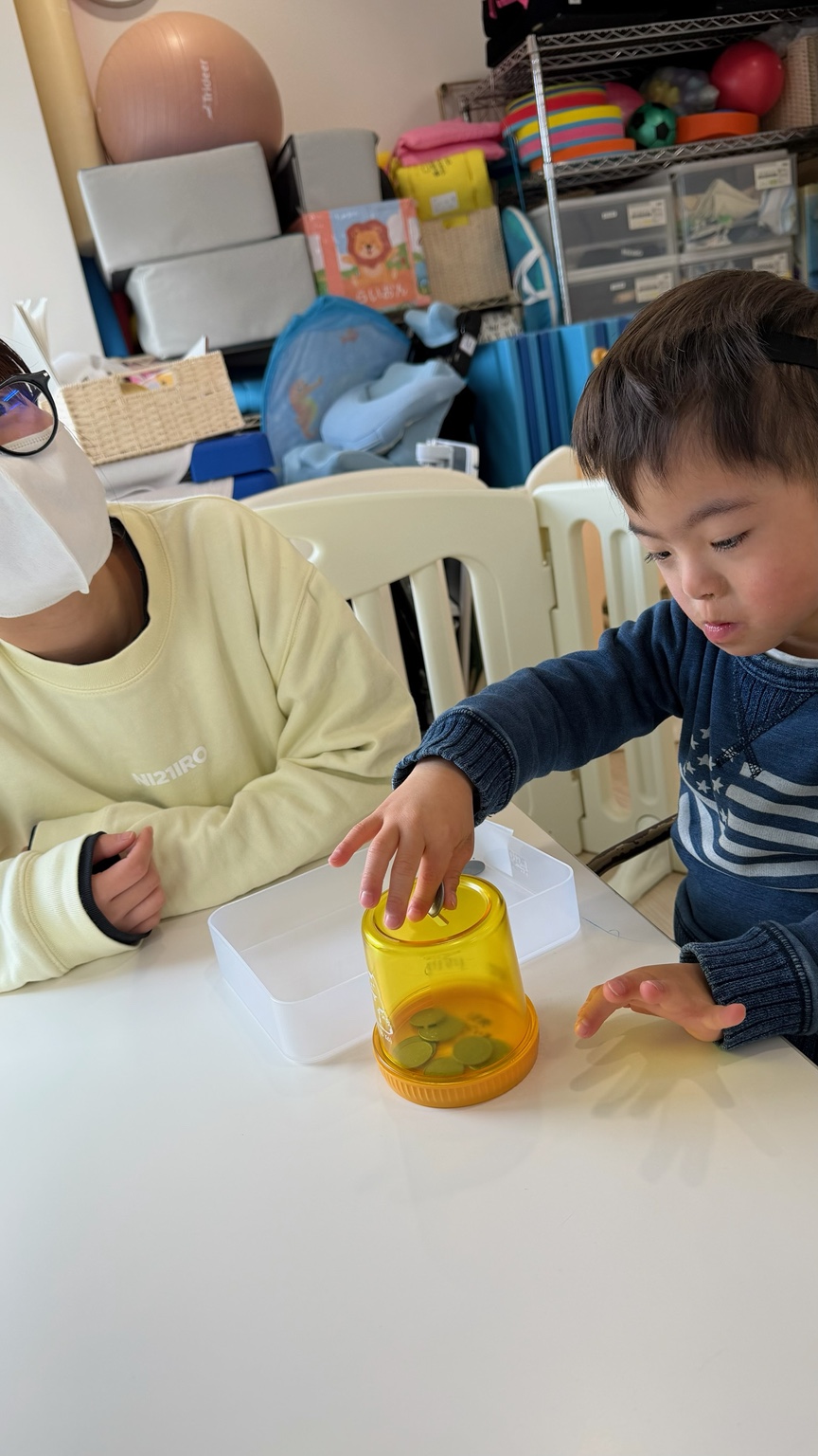 手先の教材を使い、子どもが集中して遊ぶ様子