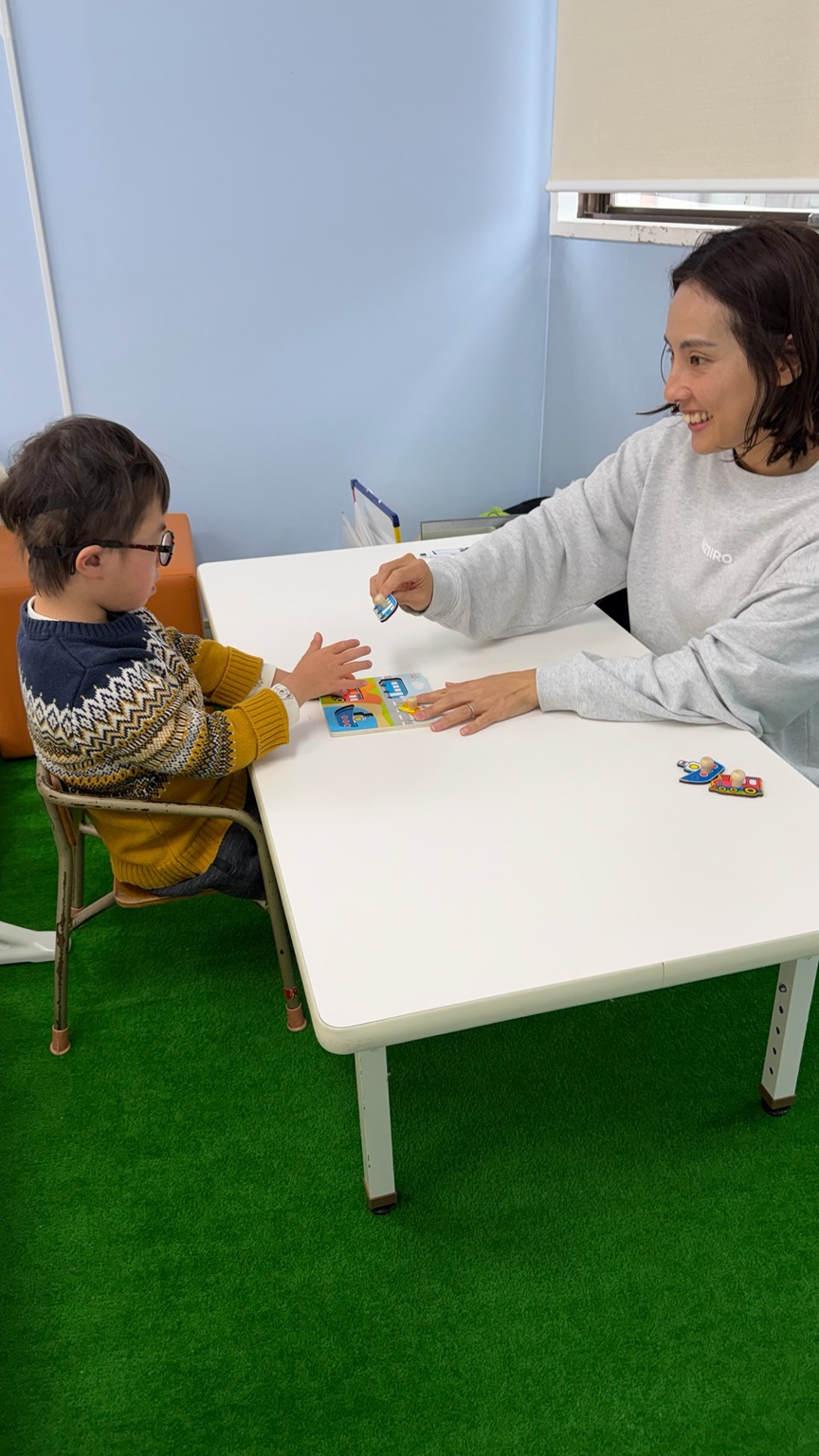 机で教材を使い、子どもと向き合って支援する様子